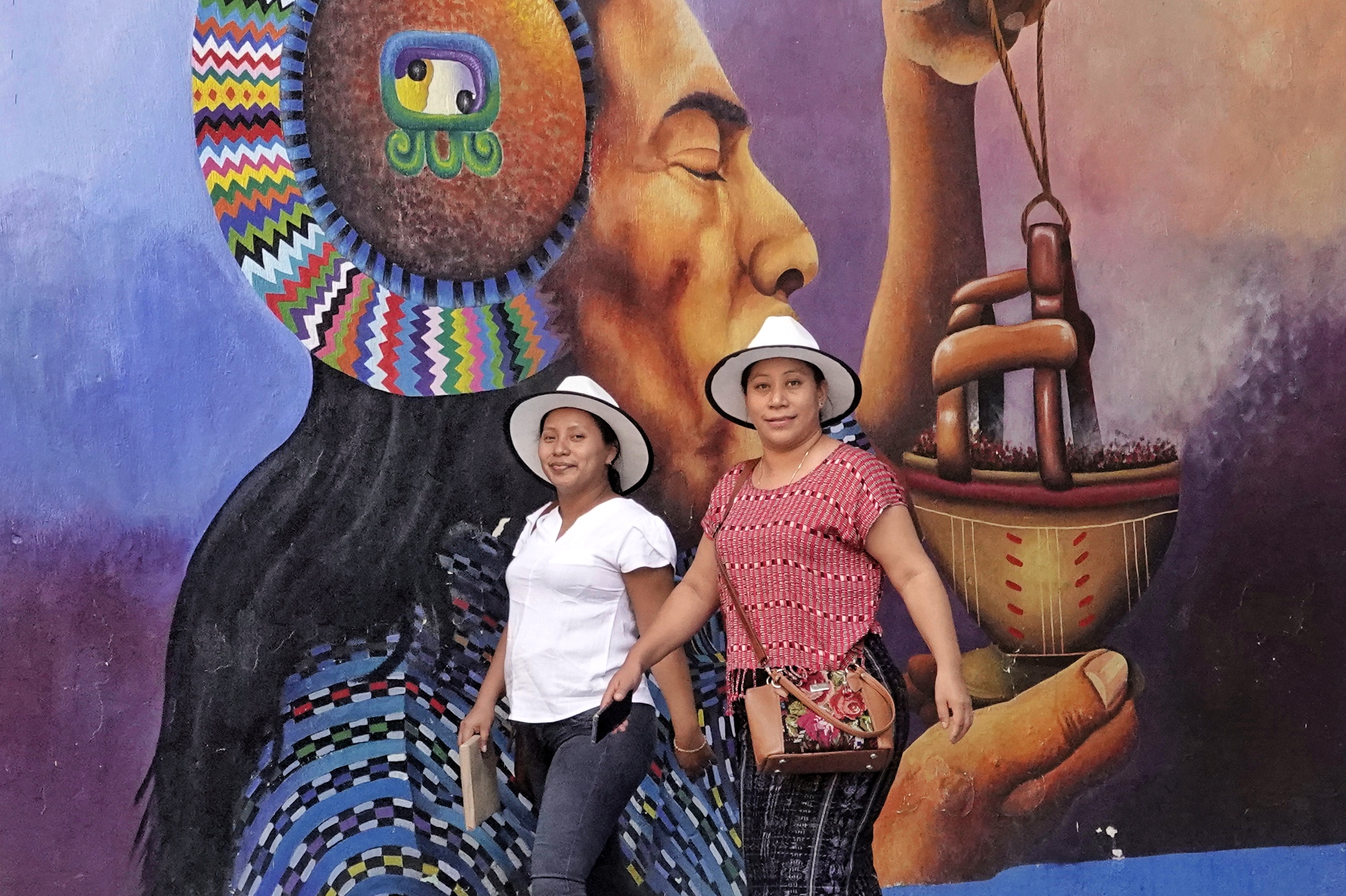 Isa et Manu devant une fresque maya